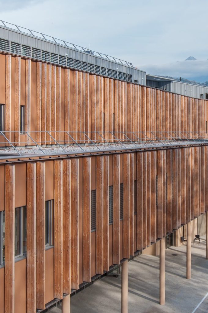 Façade en bois du bâtiment