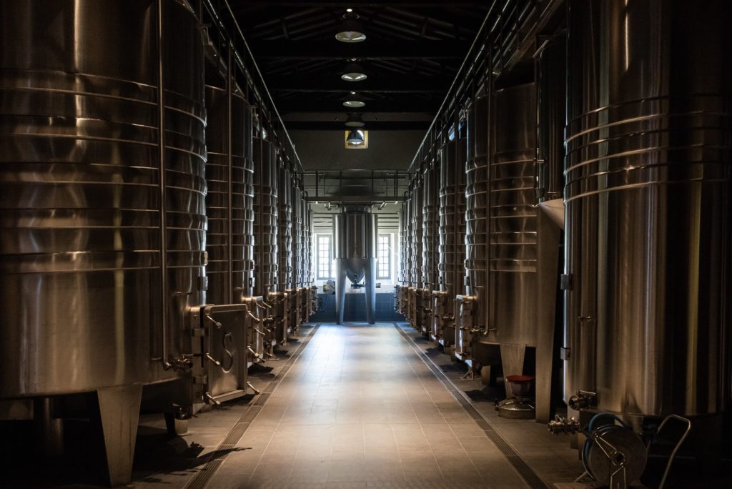 chais avec des cuves inox