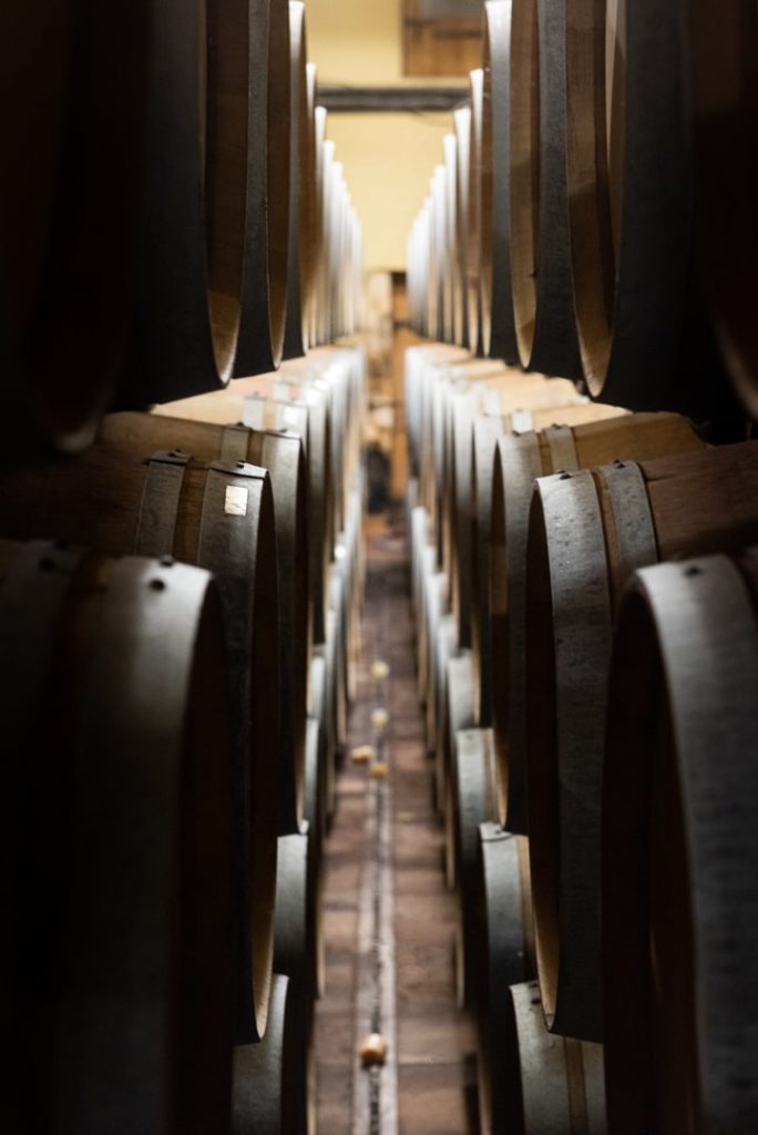 chais avec une enfilade de tonneau de vin rouge