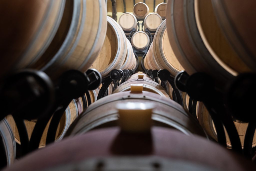chais avec une enfilade de tonneau de vin