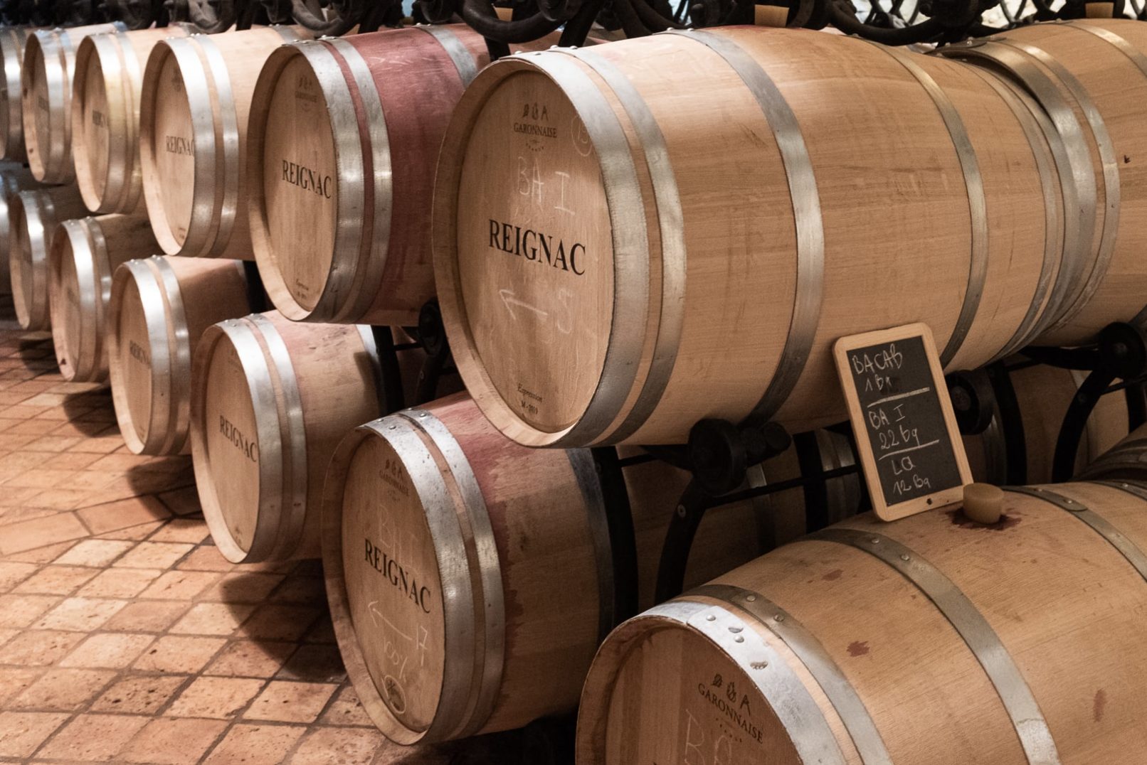 chais avec des tonneaux de vin