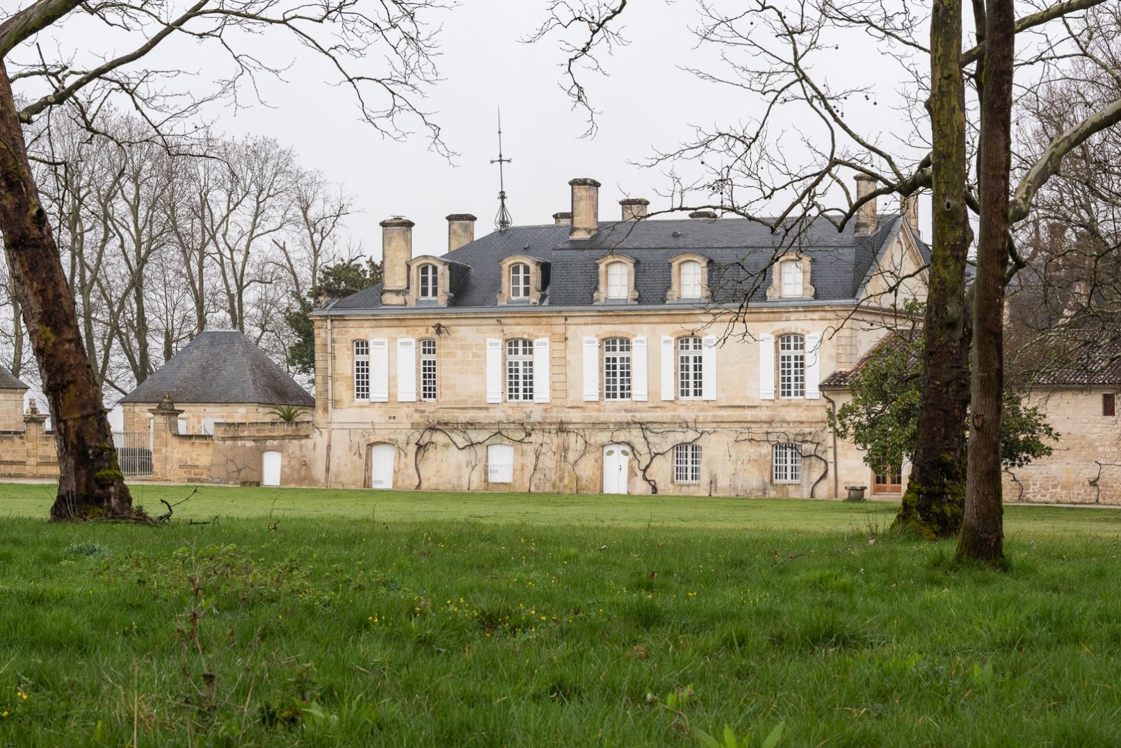 batiment coté parc en herbe