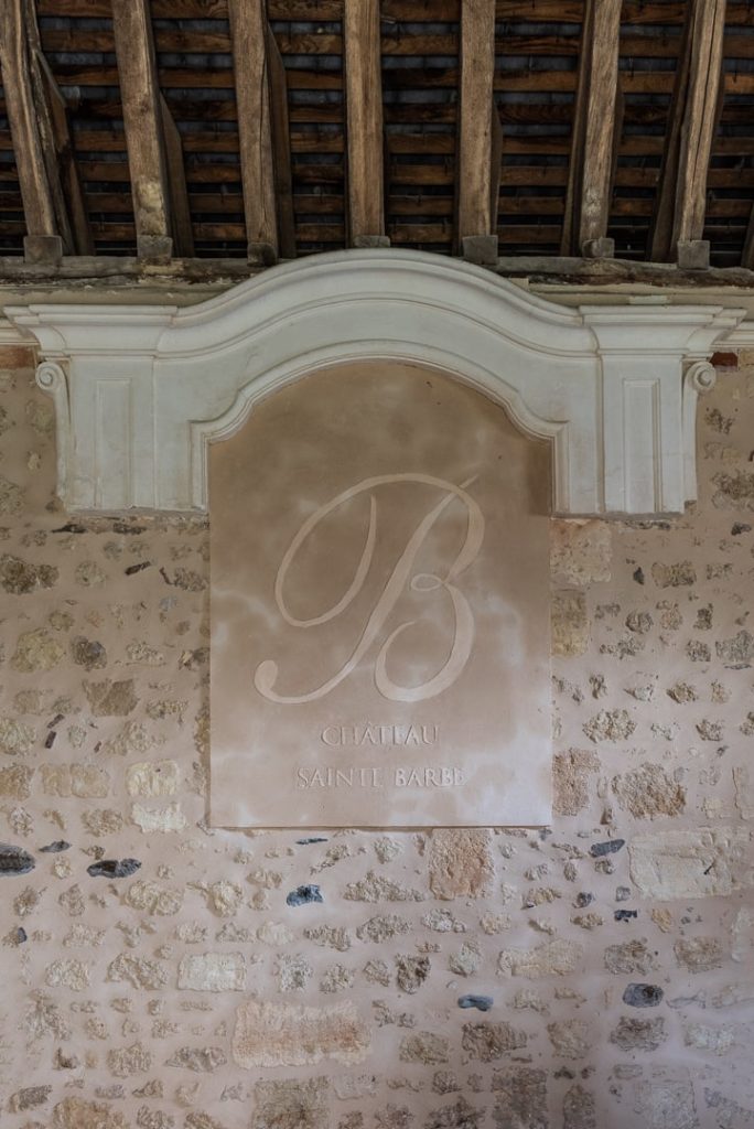 emblème du château sainte barbe sur le mur en maçonnerie