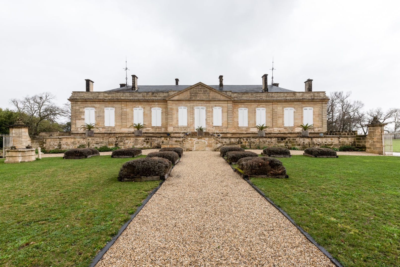 entrée principale du bâtiment avec le jardin au premier plan