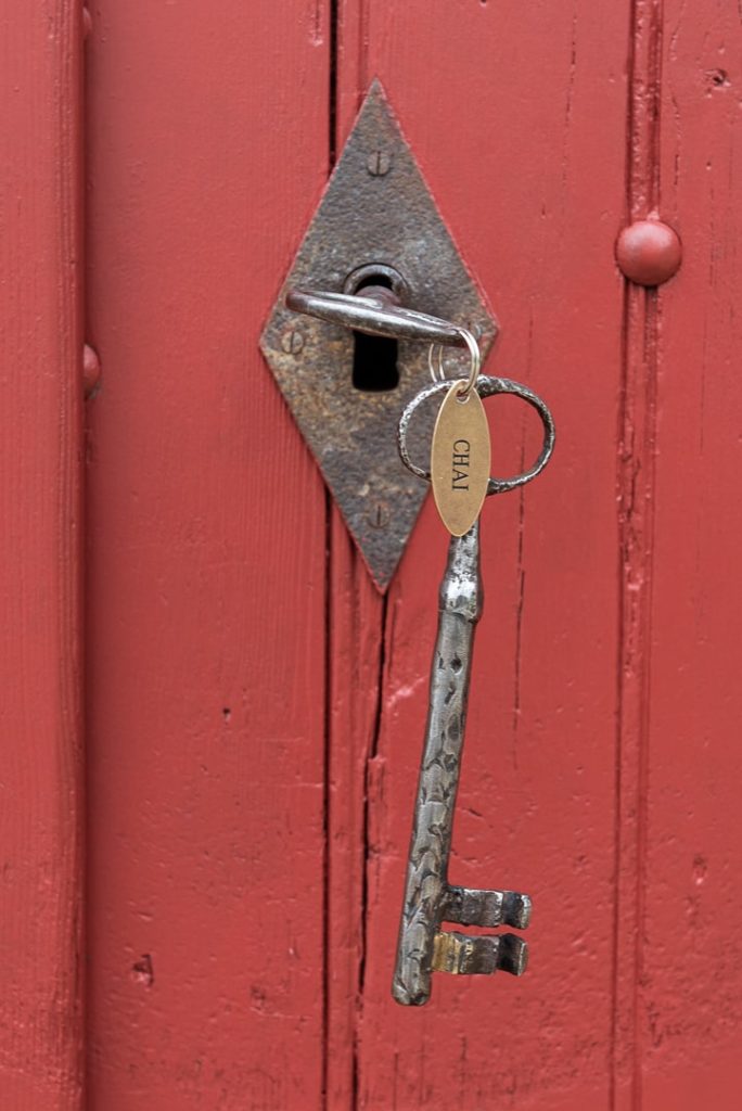 clé du chai sur une porte en bois rouge