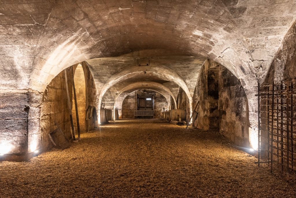 cave éclairée et voutée