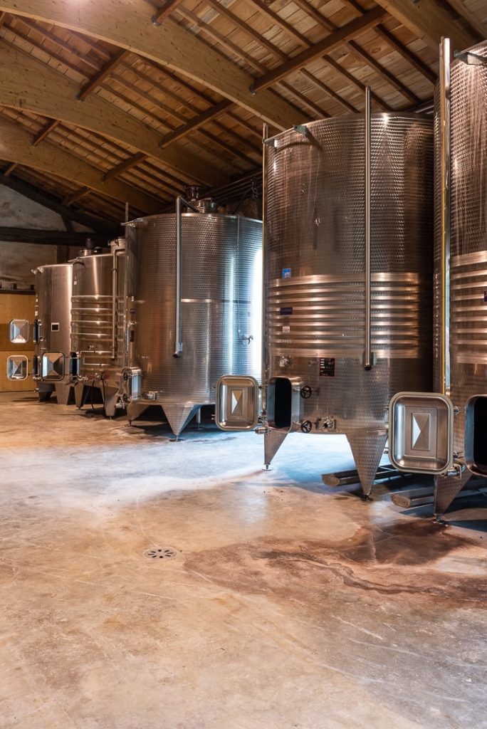 cuves inox à vin avec une charpente bois