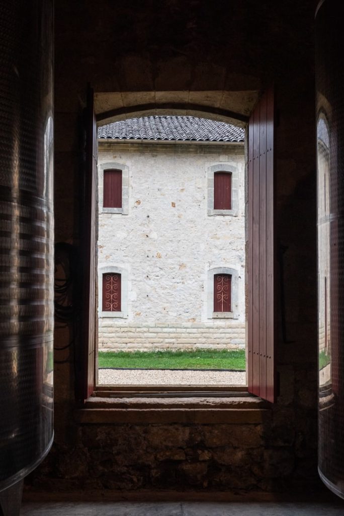 fenêtre ouverte sur la cour interieur