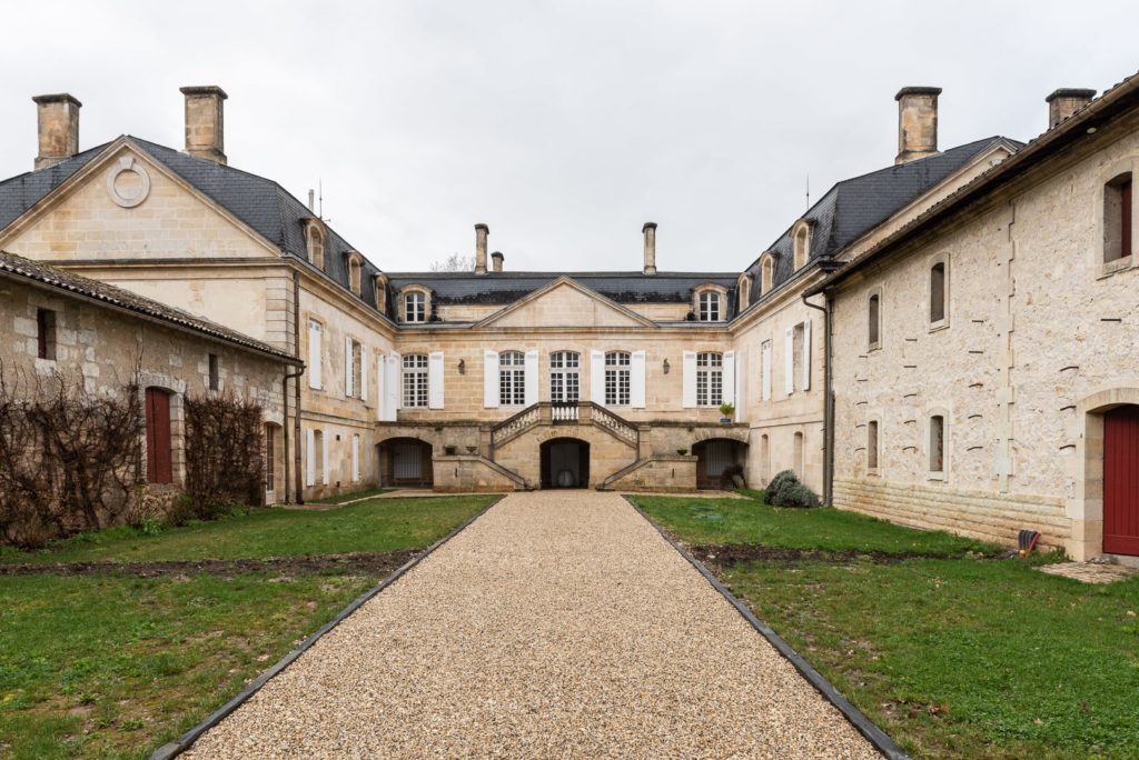 batiment coté cour intérieur avec les façades en pierre blanche