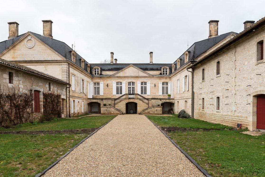 batiment coté cour intérieur avec les façades en pierre blanche