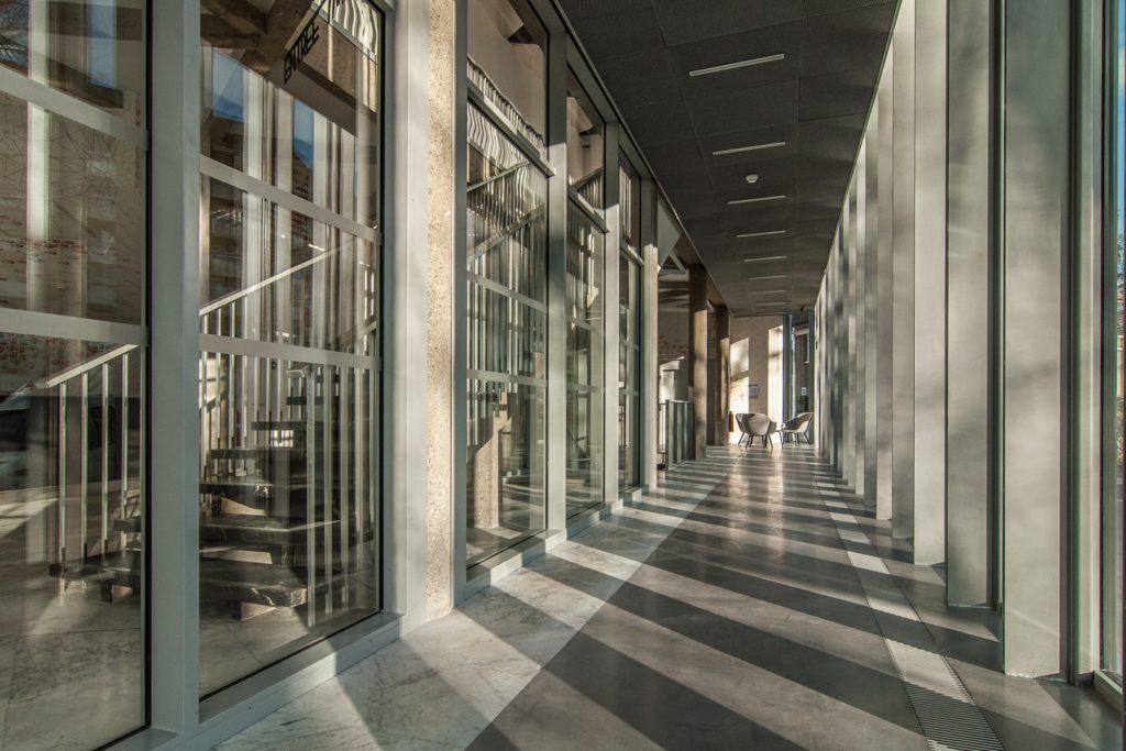 coursive avec jeux de lumière naturelle