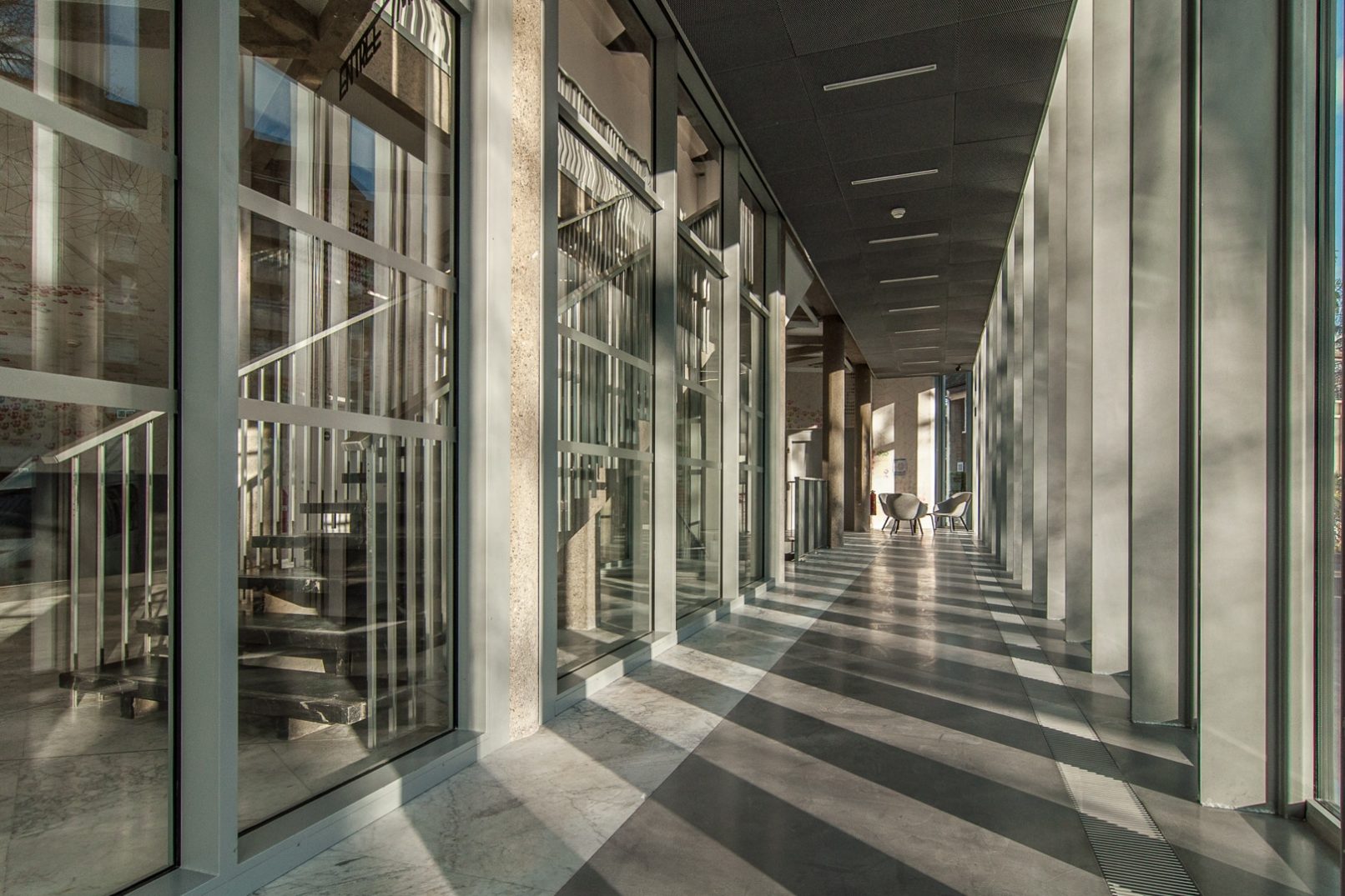 coursive avec jeux de lumière naturelle