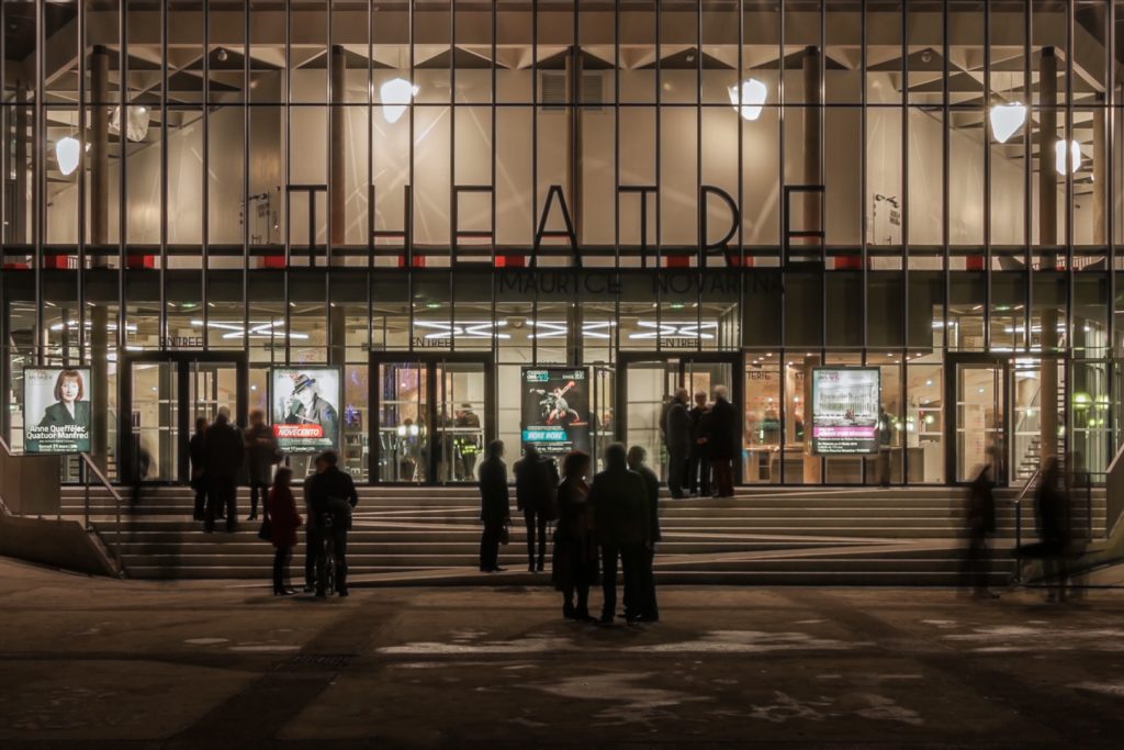 parvis du théâtre de nuit