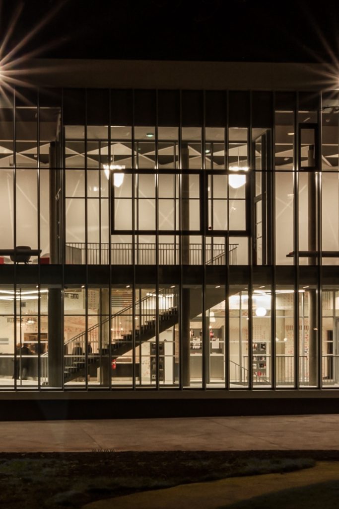 façade du théâtre de nuit