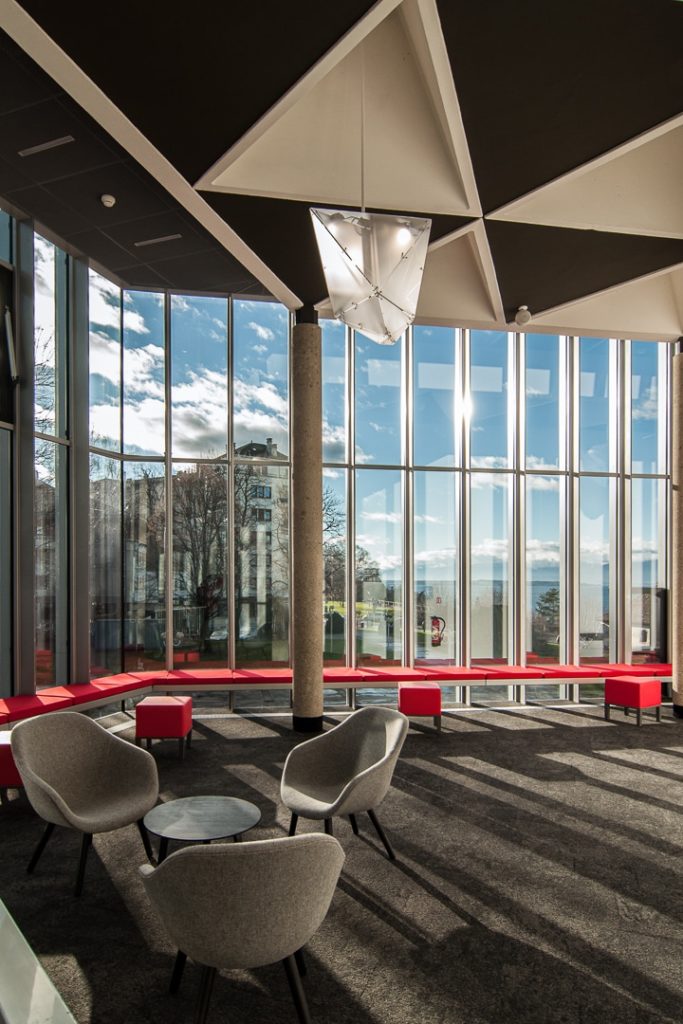salon à l'étage avec la vue sur la ville, mobilier confortable
