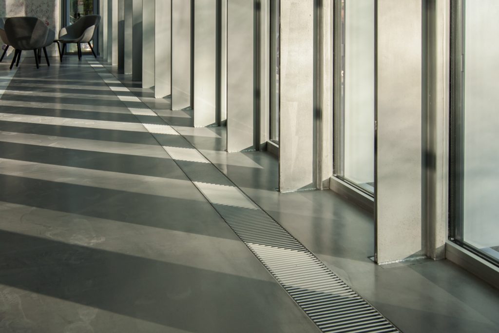 la lumière des épines du mur rideau dessine des formes sur le sol