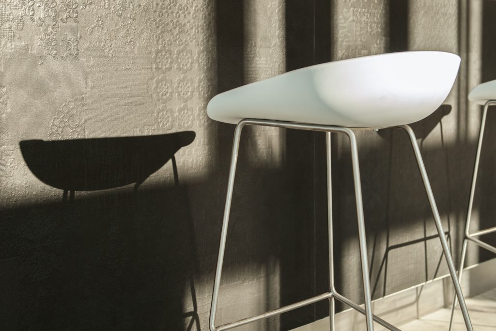 bar avec du carrelage à motif et du mobilier