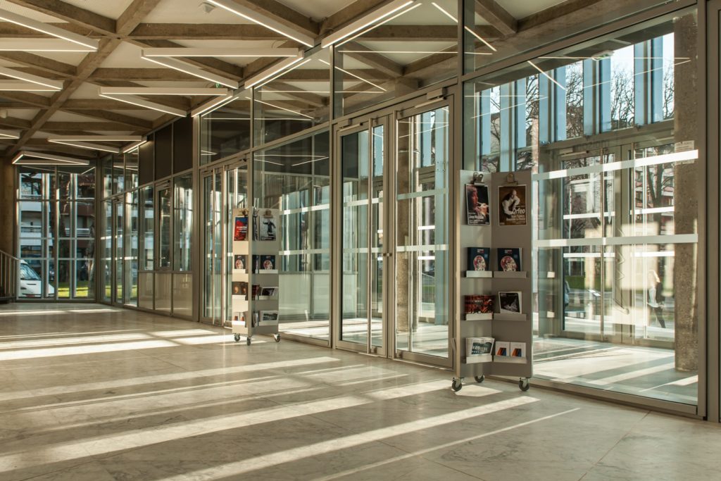 hall d'entrée avec ces jeux de lumière