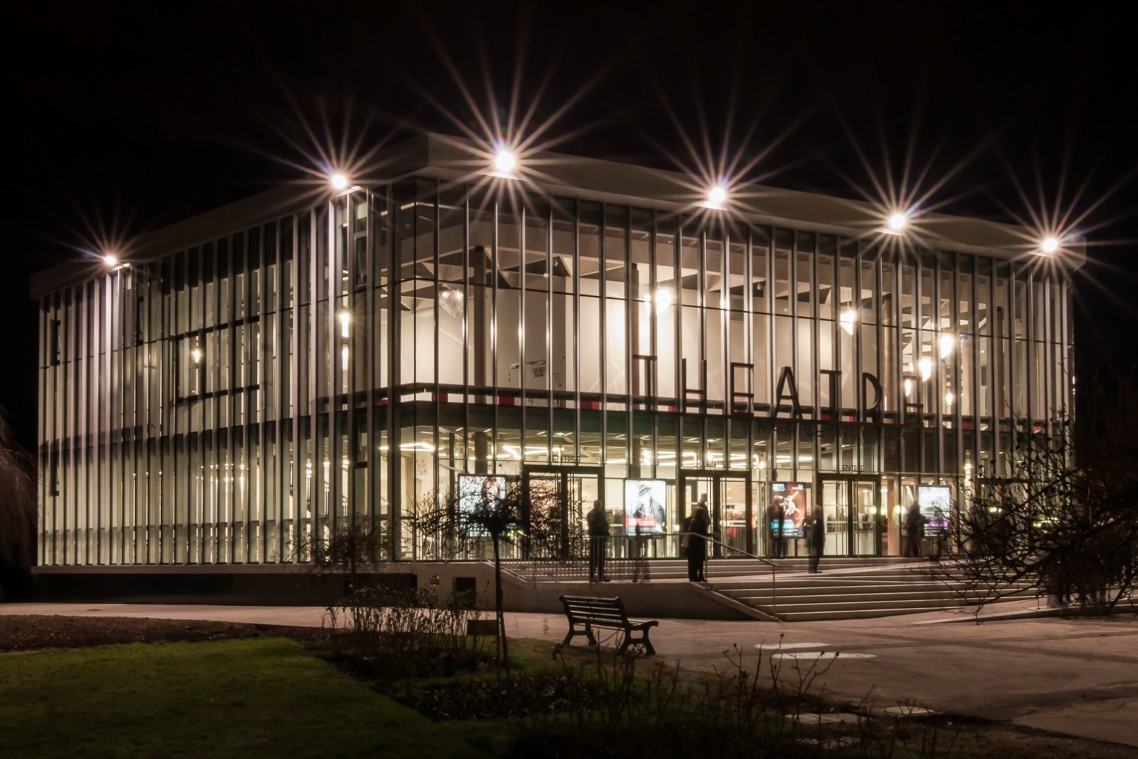 théâtre avec ces façades vitrées de nuit