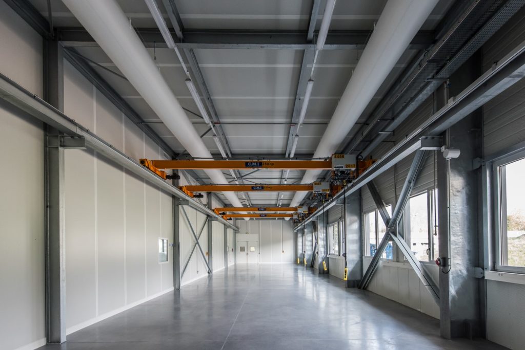 Local pour le montage de mécanique de precision avec des ponts roulants et des gaines de ventilation