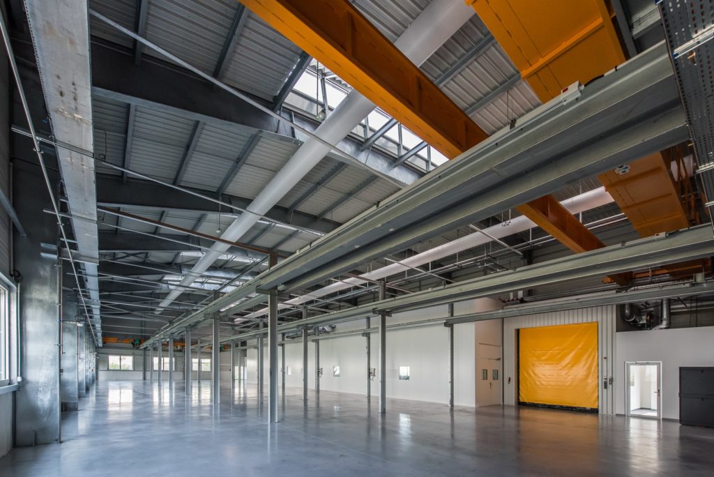 hall industriel avec des structures métalliques et ponts roulants
