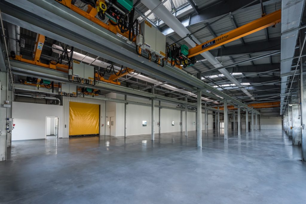 hall industriel avec des structures métalliques et ponts roulants