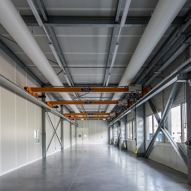 Local pour le montage de mecanique de precision avec des ponts roulants et de la ventilation
