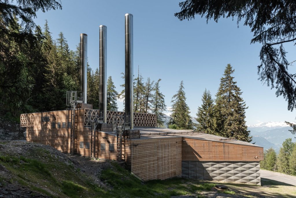 chaufferie avec ses cheminées