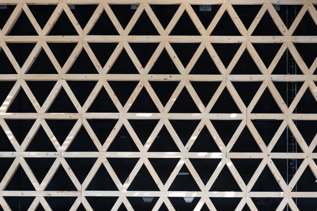 résille en bois sur fond noir