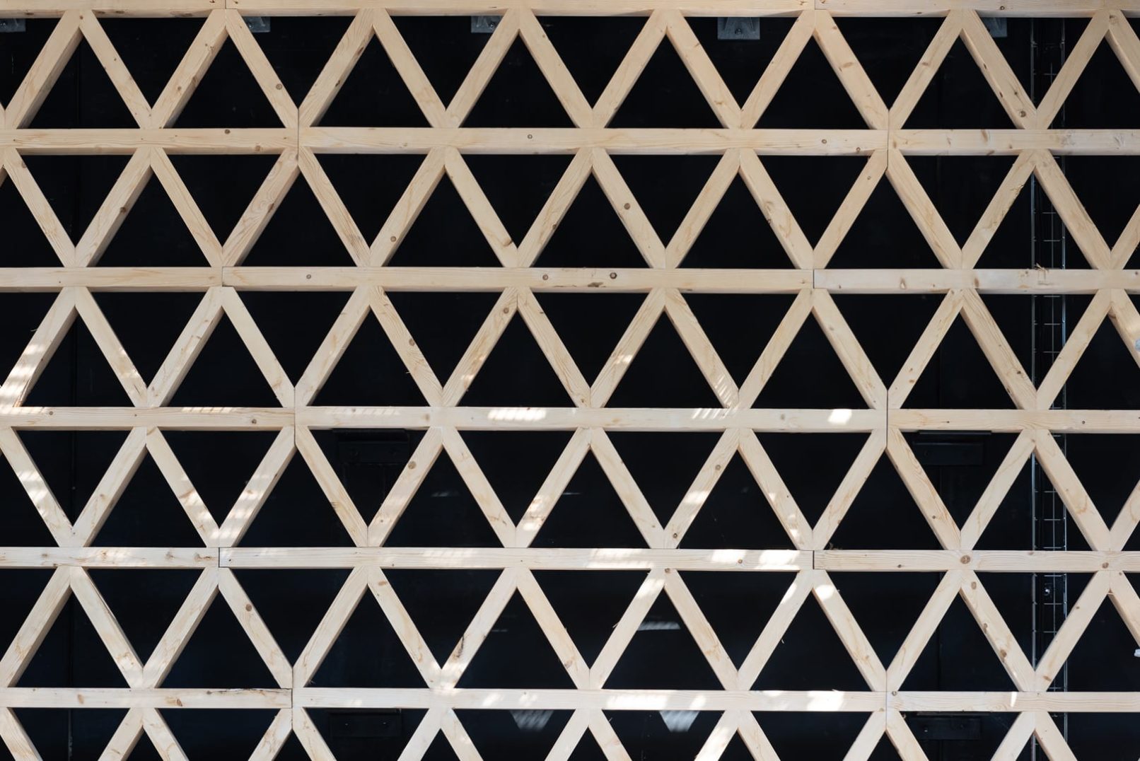 résille en bois sur fond noir