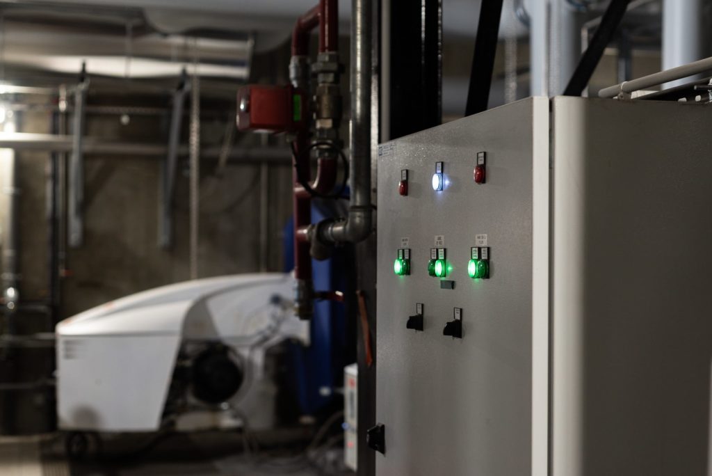 armoires électriques et chaudières chaufferie