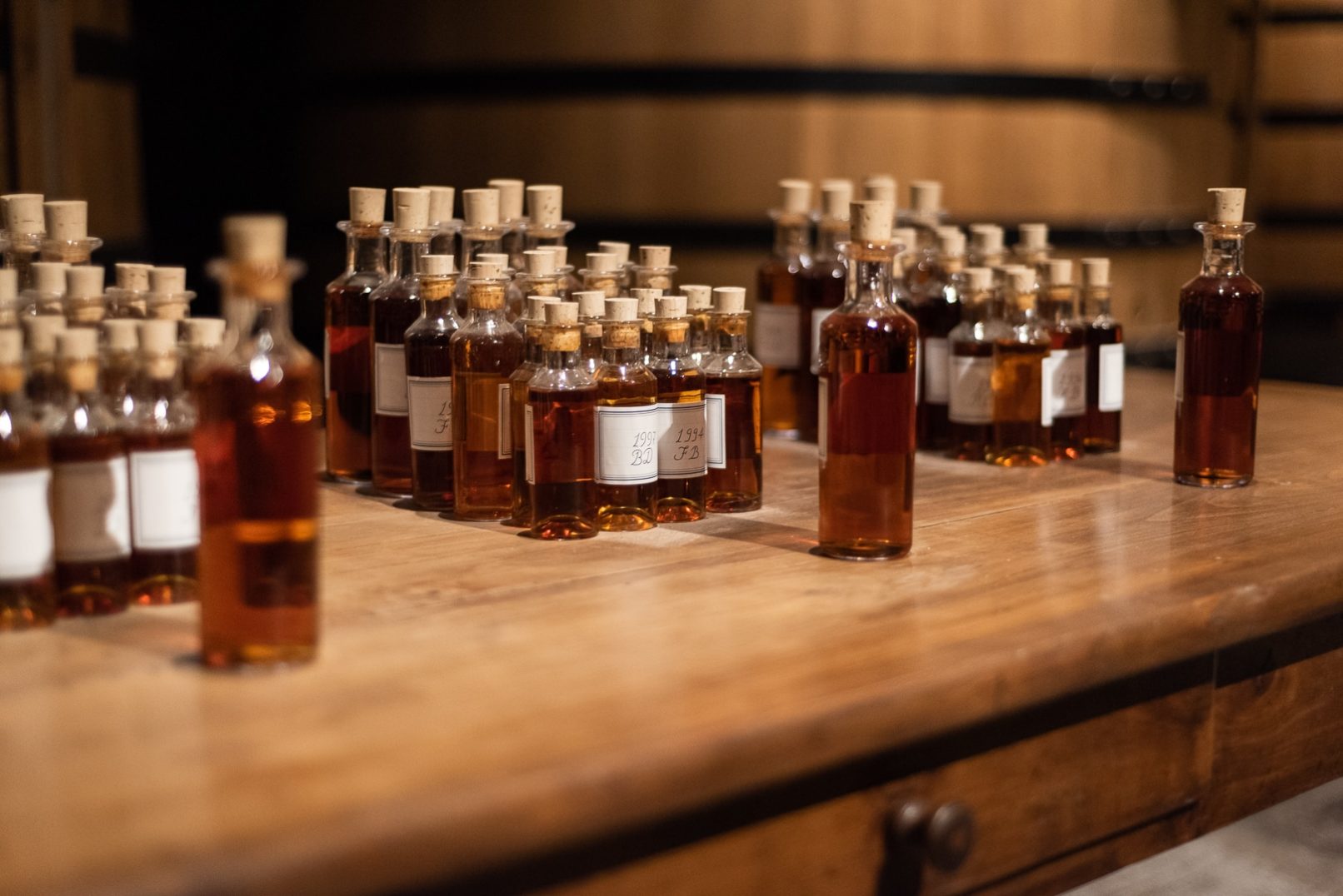 table avec petites bouteilles de cognac