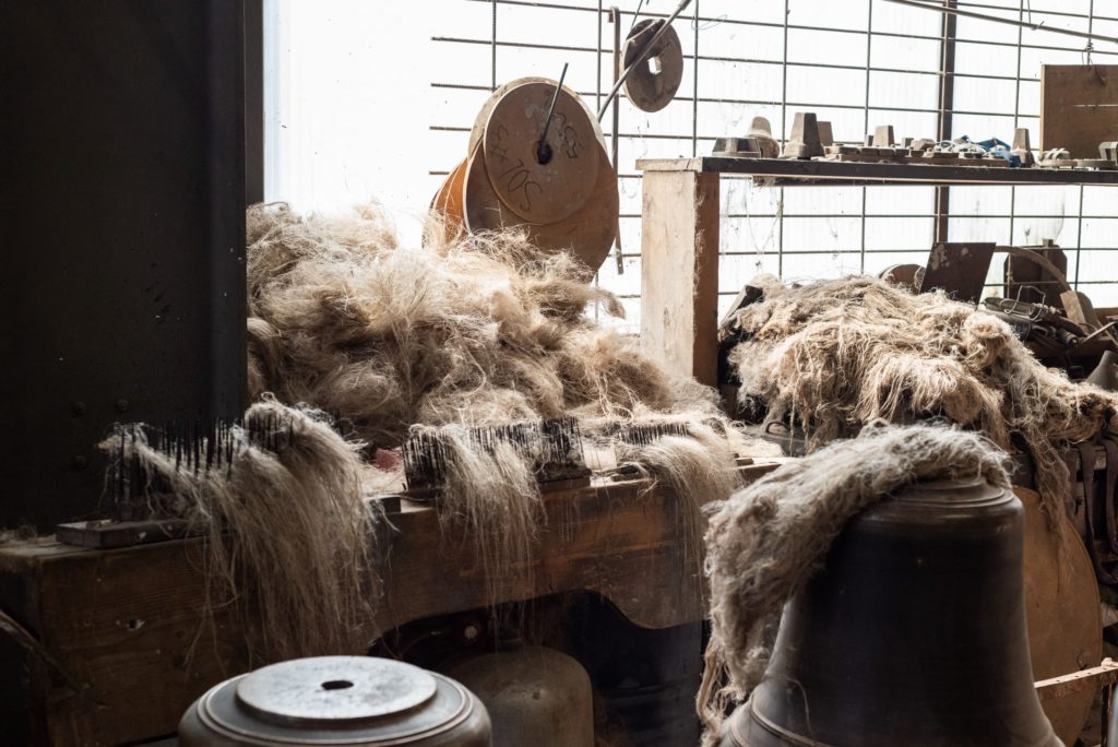 travail de préparation du moule d'une cloche