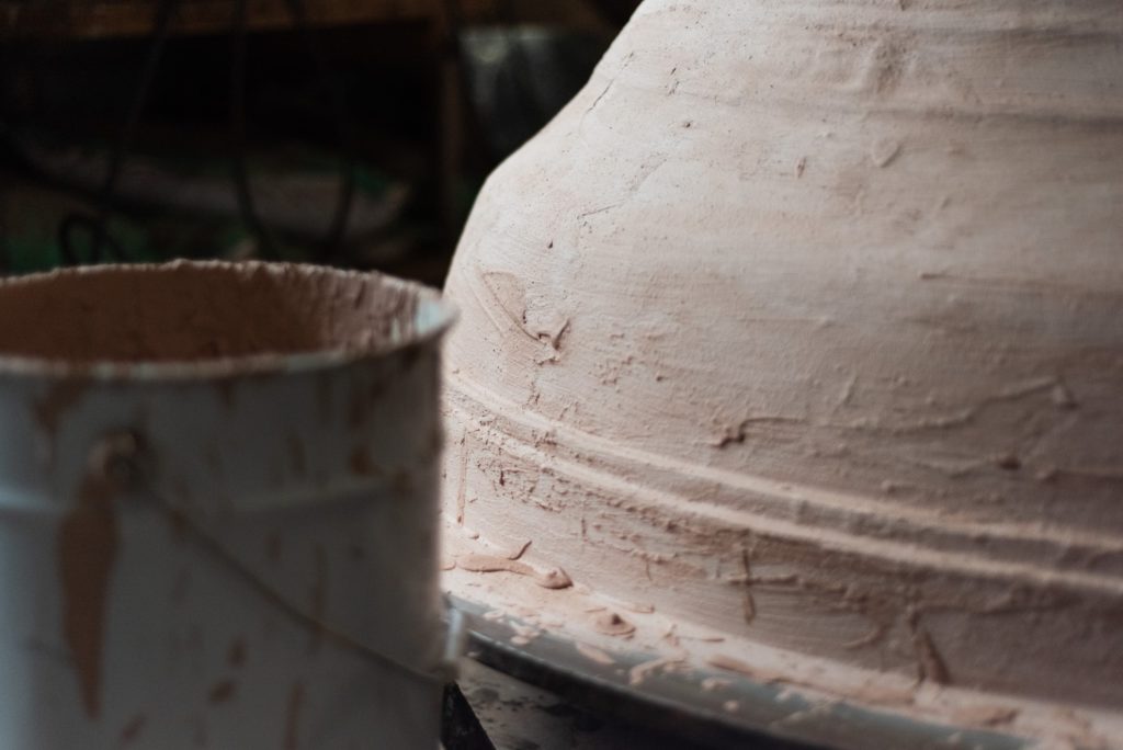 travail de préparation du moule d'une cloche