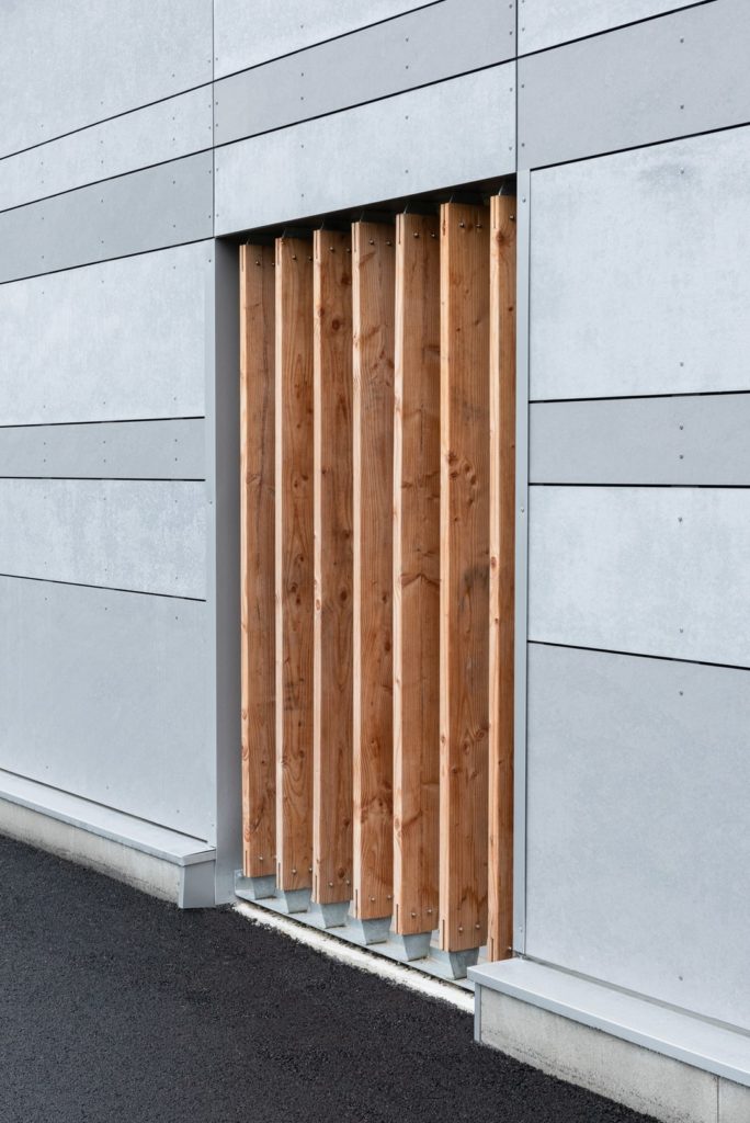 façade d'un bâtiment et brise soleil bois