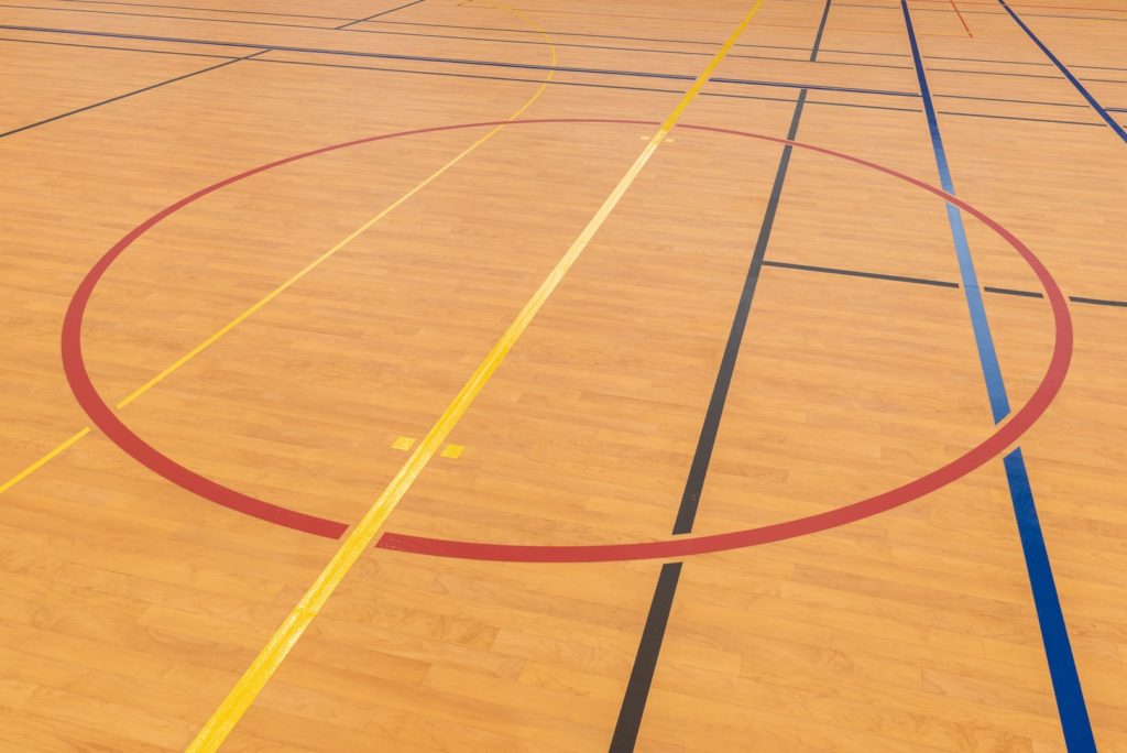 traçage terrain au sol dans un gymnase