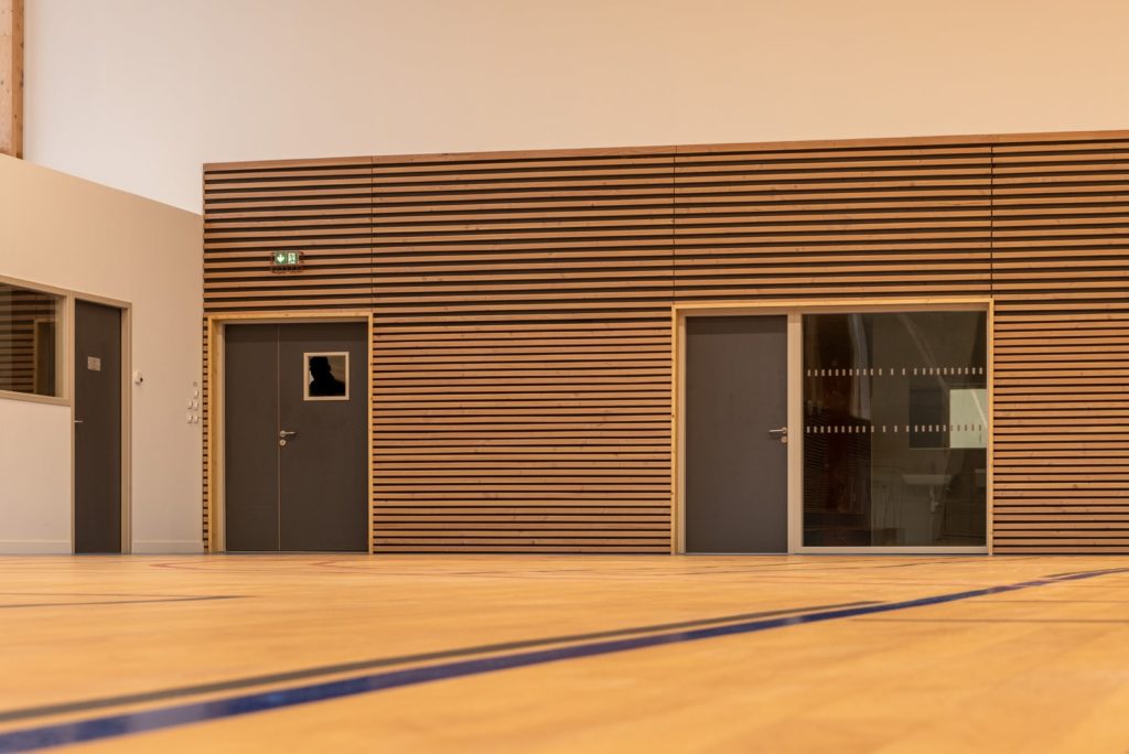 façade en bois d'un gymnase