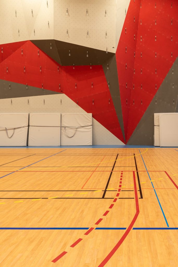mur d'escalade dans gymnase