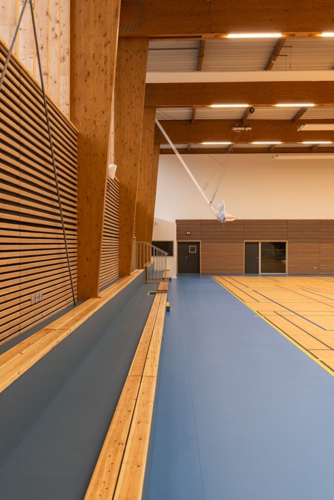 grande salle gymnase avec ces gradins