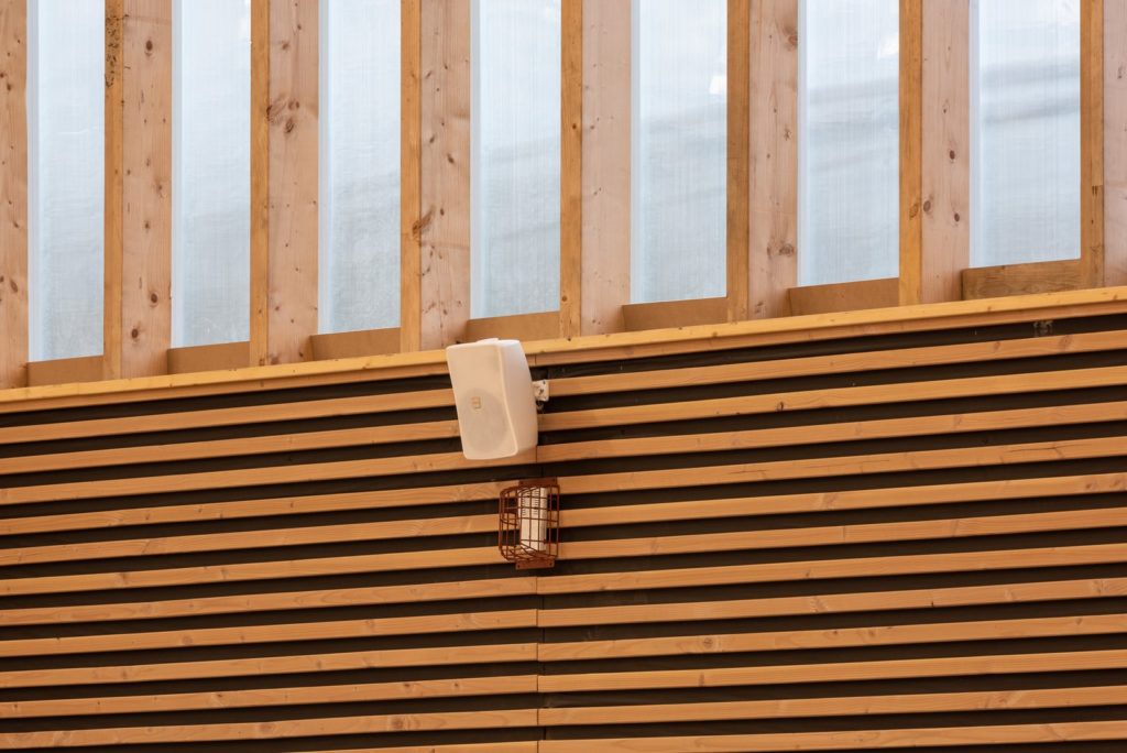 détail haut parleur sur mur en bois