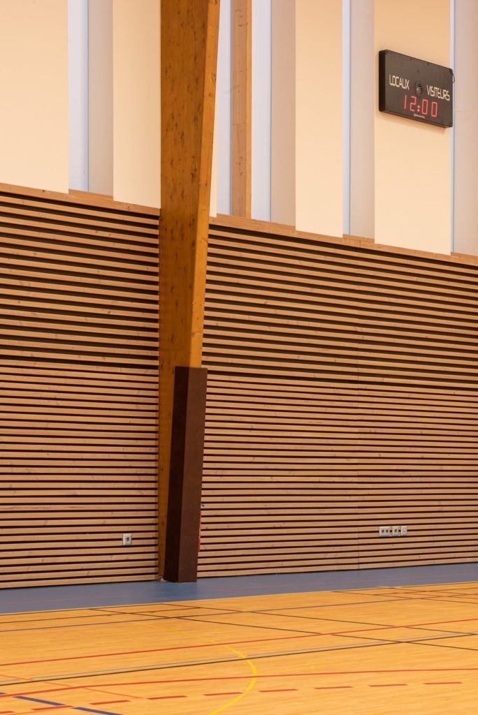 gymnase avec tableau d'affichage