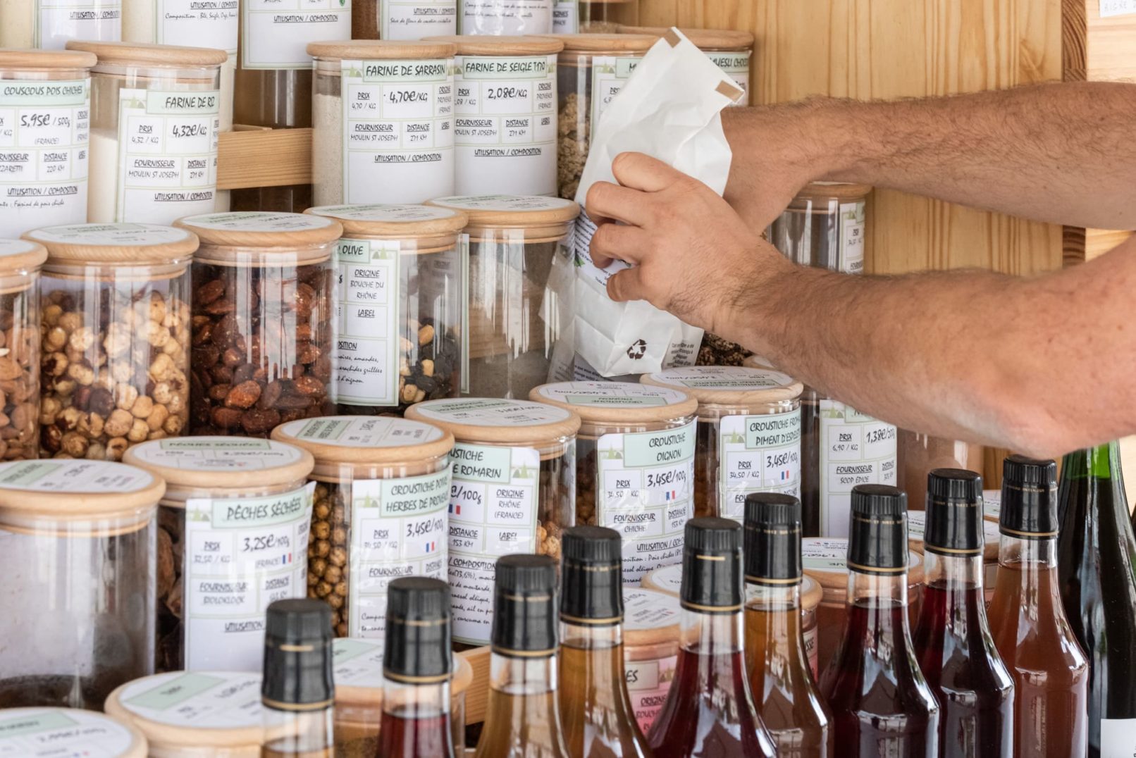 bocaux alimentaires et rangement paquet de farine