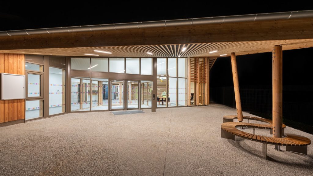 préau d'entrée du bâtiment. photographie de nuit avec éclairage