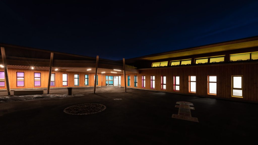 bâtiment d'architecture éclairé