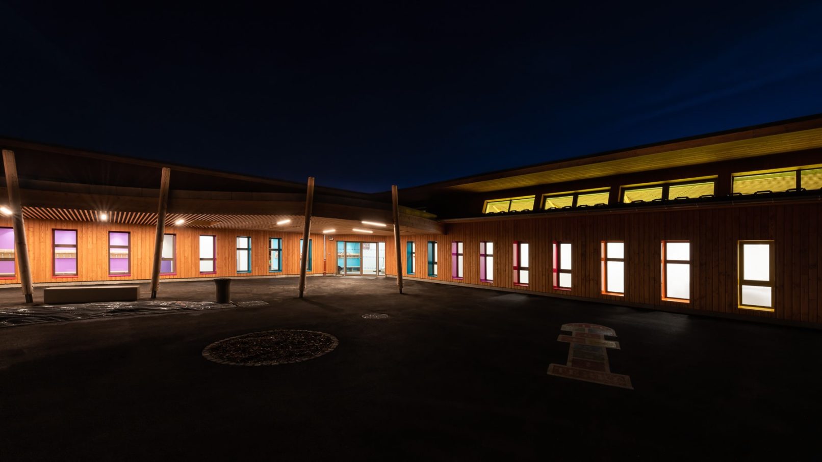 bâtiment d'architecture éclairé