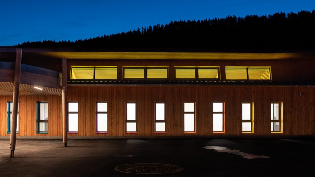 bâtiment d'architecture éclairé à l'heure bleue