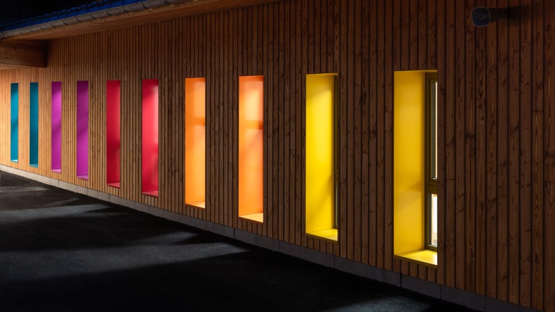 lumière à travers fenêtres éclairées, façades colorées