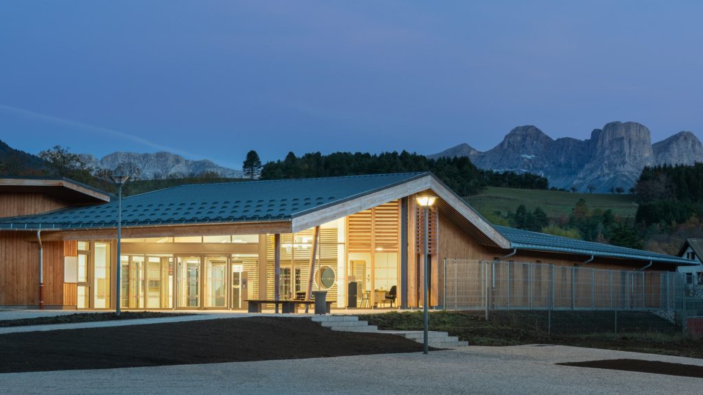 bâtiment architecture photographié à l'heure bleue