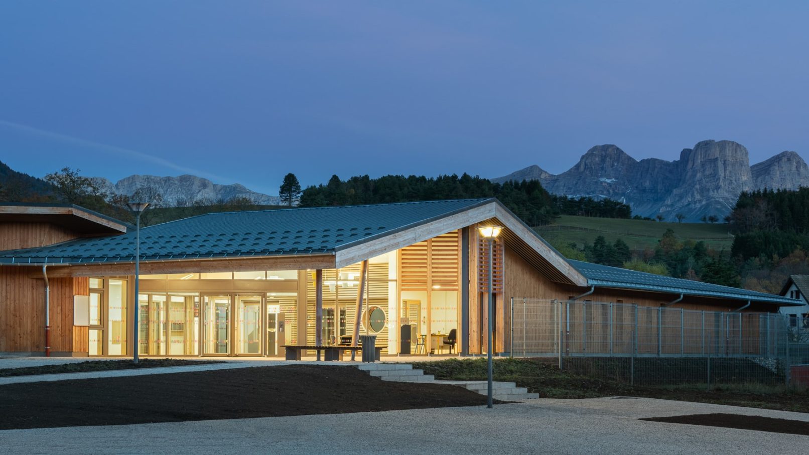 bâtiment architecture photographié à l'heure bleue