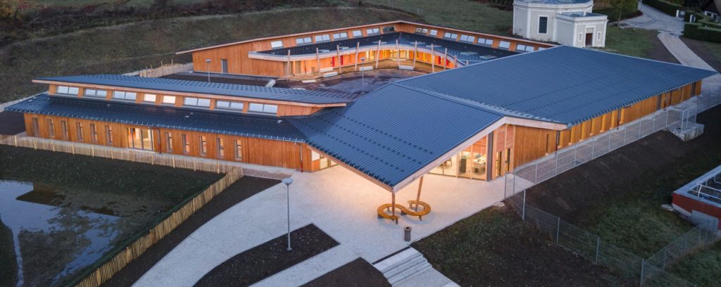 bâtiment architecture photographié à l'heure bleue